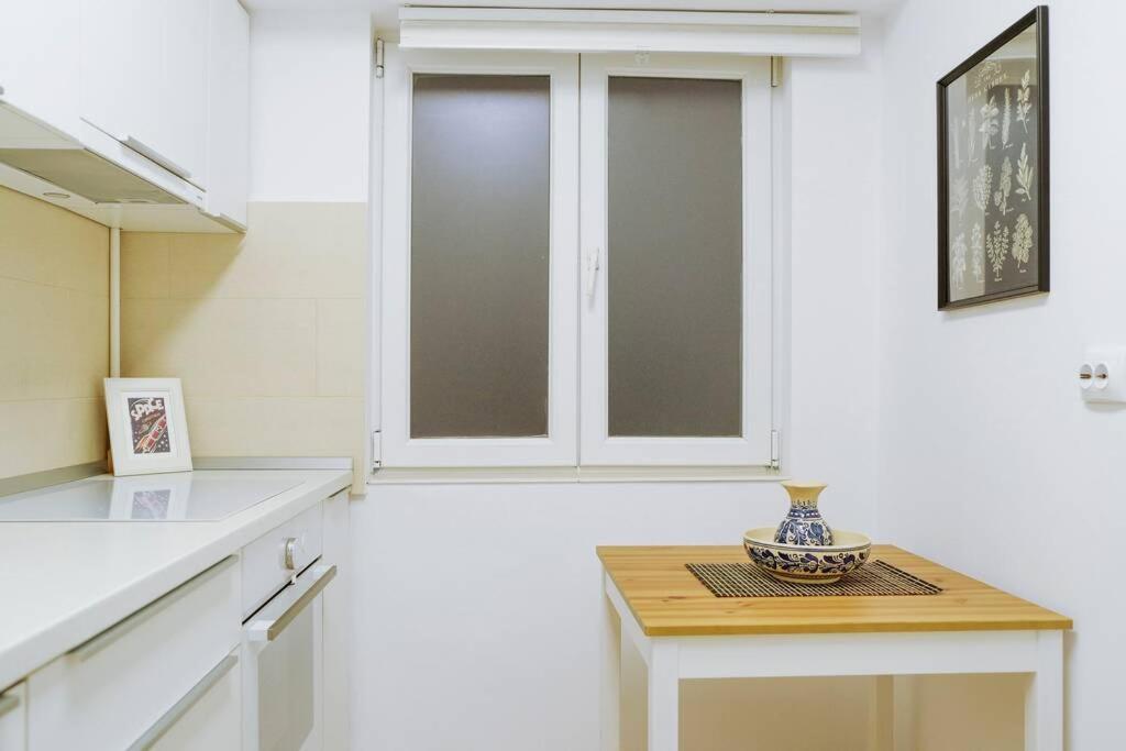 Elegant Vibes Apartment Next To Obor Market Bucarest Esterno foto